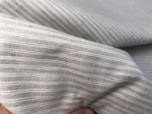 Fastvævet bomuld - stribet i en flot blid grå, med lidt nister